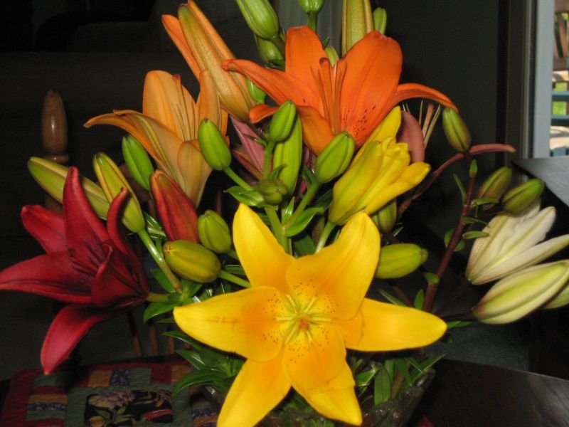 yellow lilies bouquets 